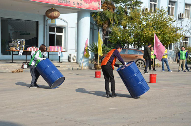 努力将铁通滚向终点